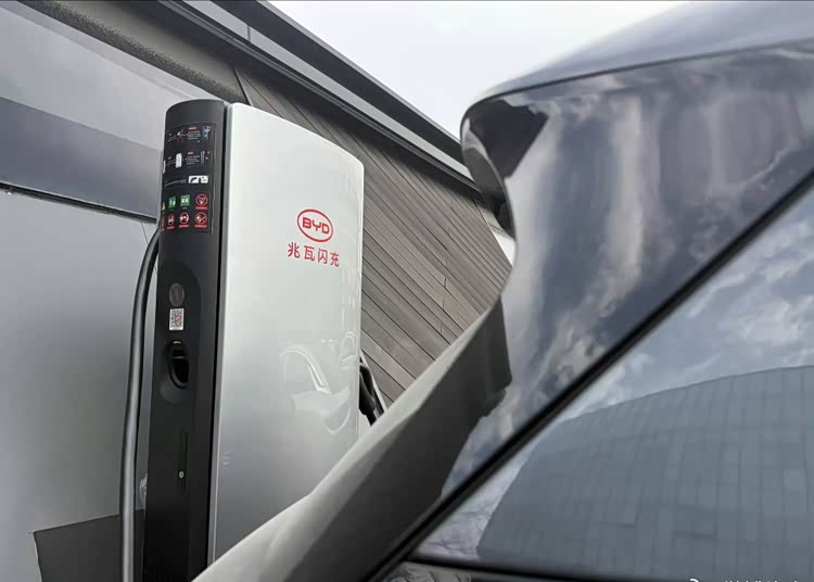 兆瓦闪充铺满服务区？比亚迪里有高人，他们可能会在这个地方建站