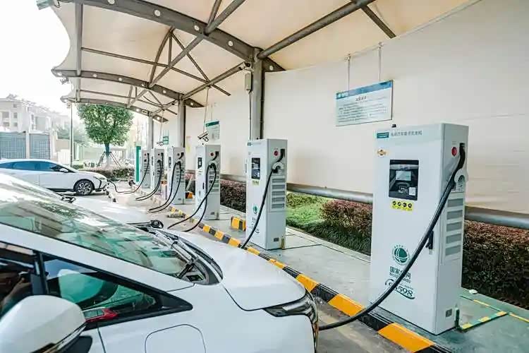 兆瓦闪充铺满服务区？比亚迪里有高人，他们可能会在这个地方建站